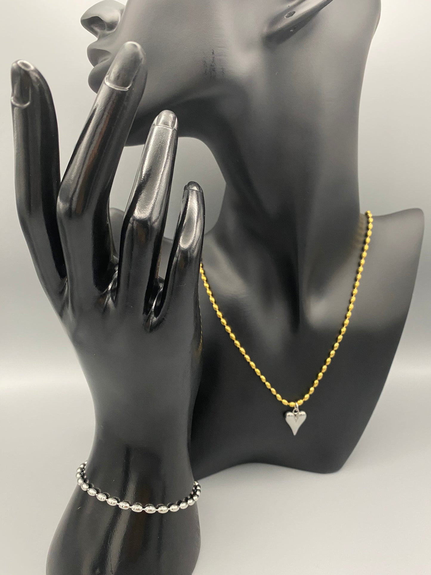 “Elliptica Bracelet in silver with connected oval-shaped links, featuring a modern and sophisticated design. Made from durable stainless steel with a silver finish. Measures 17 cm with a 3 cm extender for adjustable fit.”