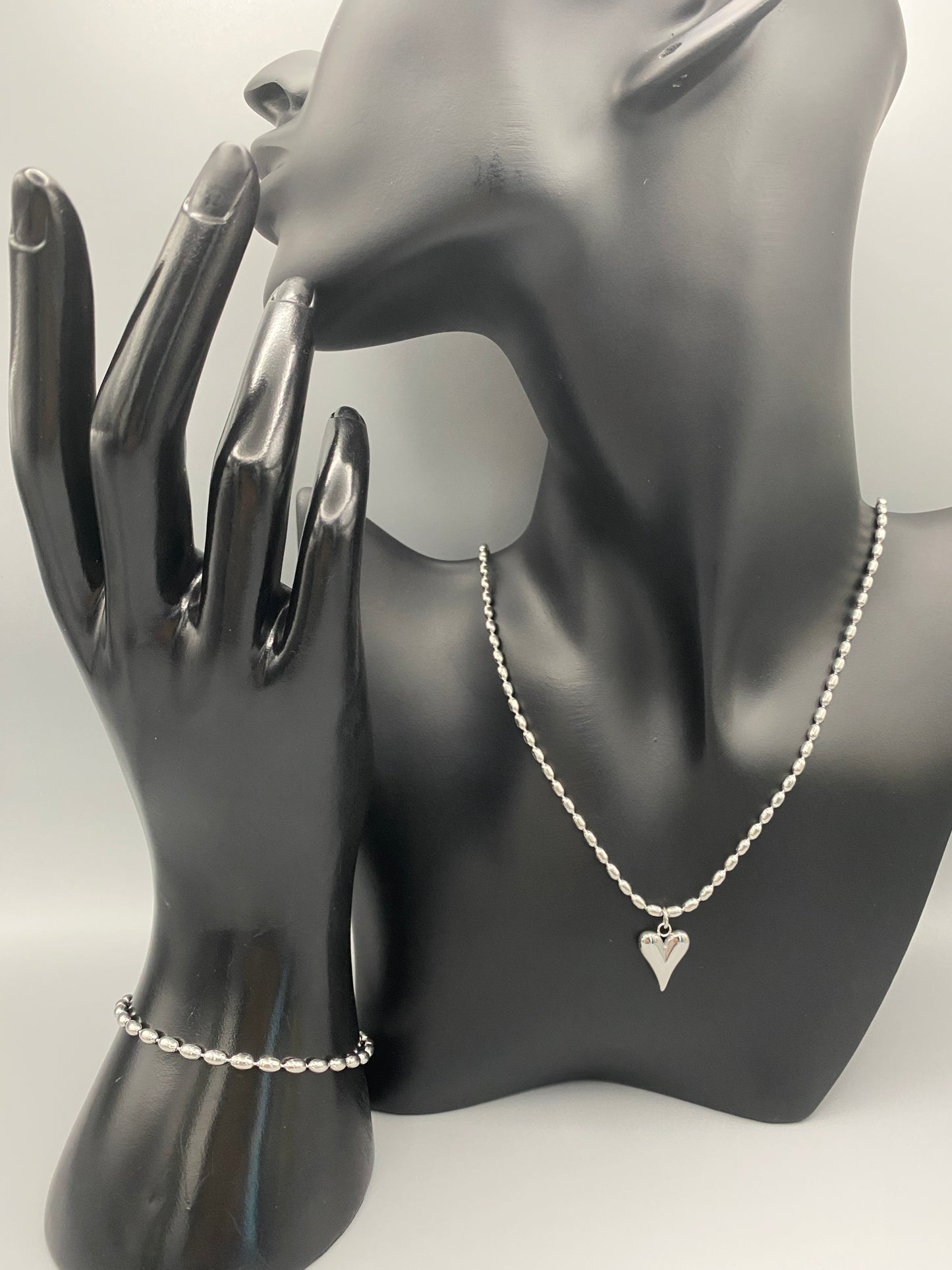 “Elliptica Bracelet in silver with connected oval-shaped links, featuring a modern and sophisticated design. Made from durable stainless steel with a silver finish. Measures 17 cm with a 3 cm extender for adjustable fit.”