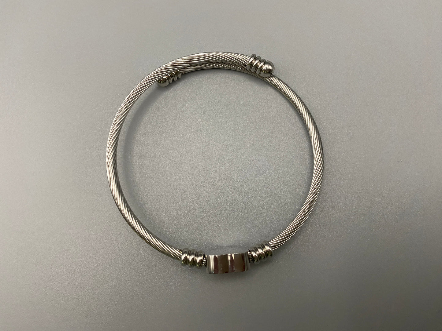 Eternal Heart Bracelet in silver with silver plating, featuring a delicate heart charm. Crafted from durable stainless steel, it is waterproof and non-tarnish, suitable for both everyday wear and special occasions.al occasions.al occasions.