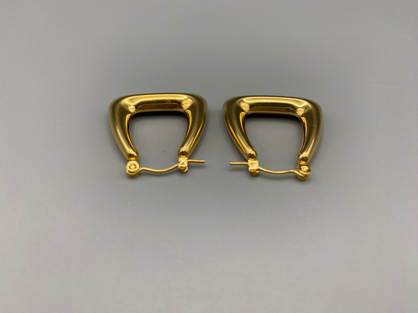 Harmony Gold Earrings made from stainless steel with PVD 18k gold and titanium plating. Hypoallergenic, lead and nickel-free, perfect for sensitive skin. Featuring a trendy geometric shape and tarnish-free colour retention, these earrings blend elegance and durability.