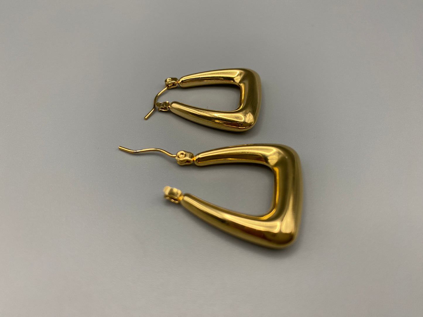 Harmony Gold Earrings made from stainless steel with PVD 18k gold and titanium plating. Hypoallergenic, lead and nickel-free, perfect for sensitive skin. Featuring a trendy geometric shape and tarnish-free color retention, these earrings blend elegance and durability.