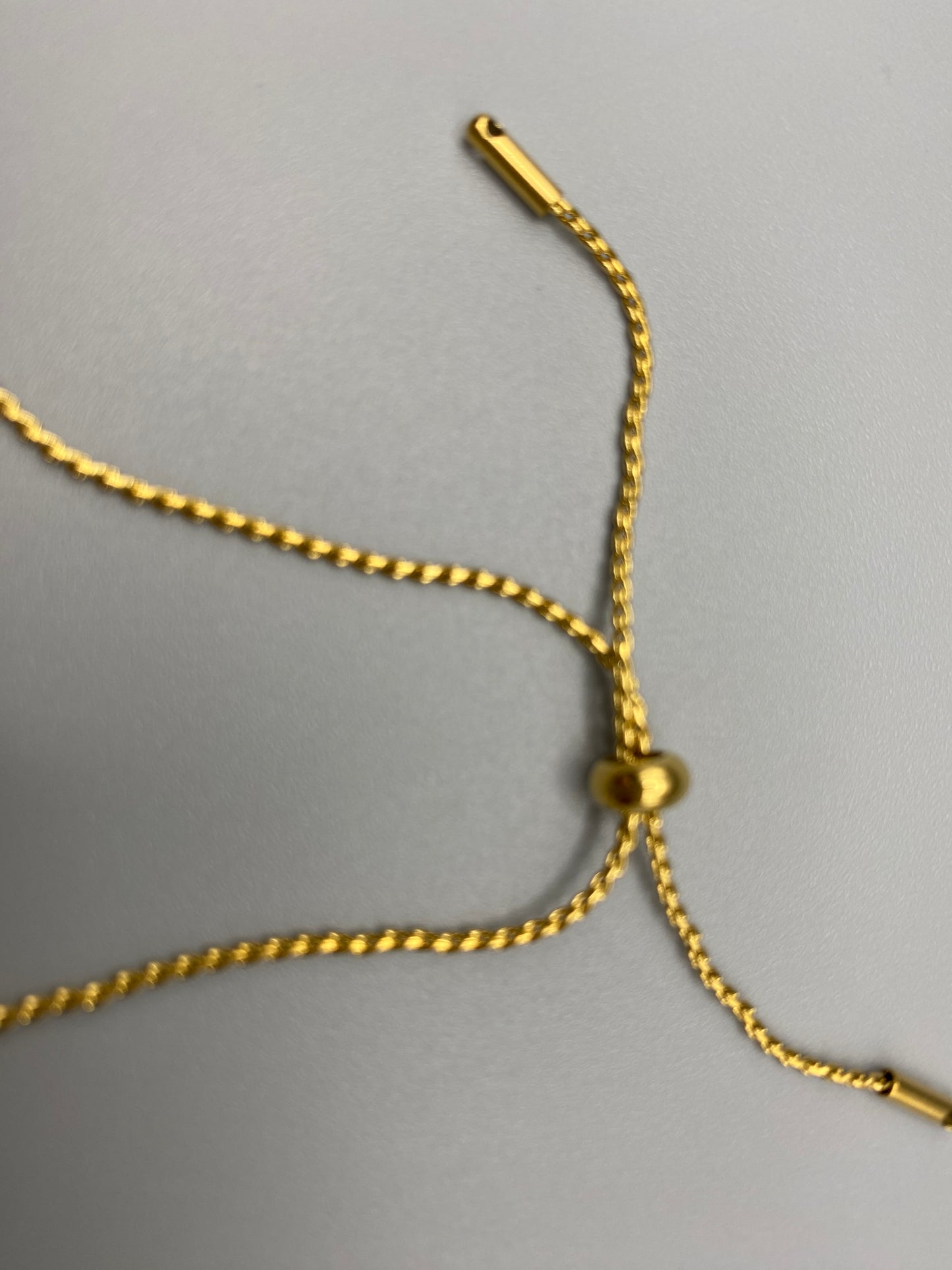 “Helena Heart Bracelet in gold with a white shell heart pendant, crafted from high-quality stainless steel and plated with 18K gold. Adjustable, waterproof, tarnish-free, and environmentally friendly.”