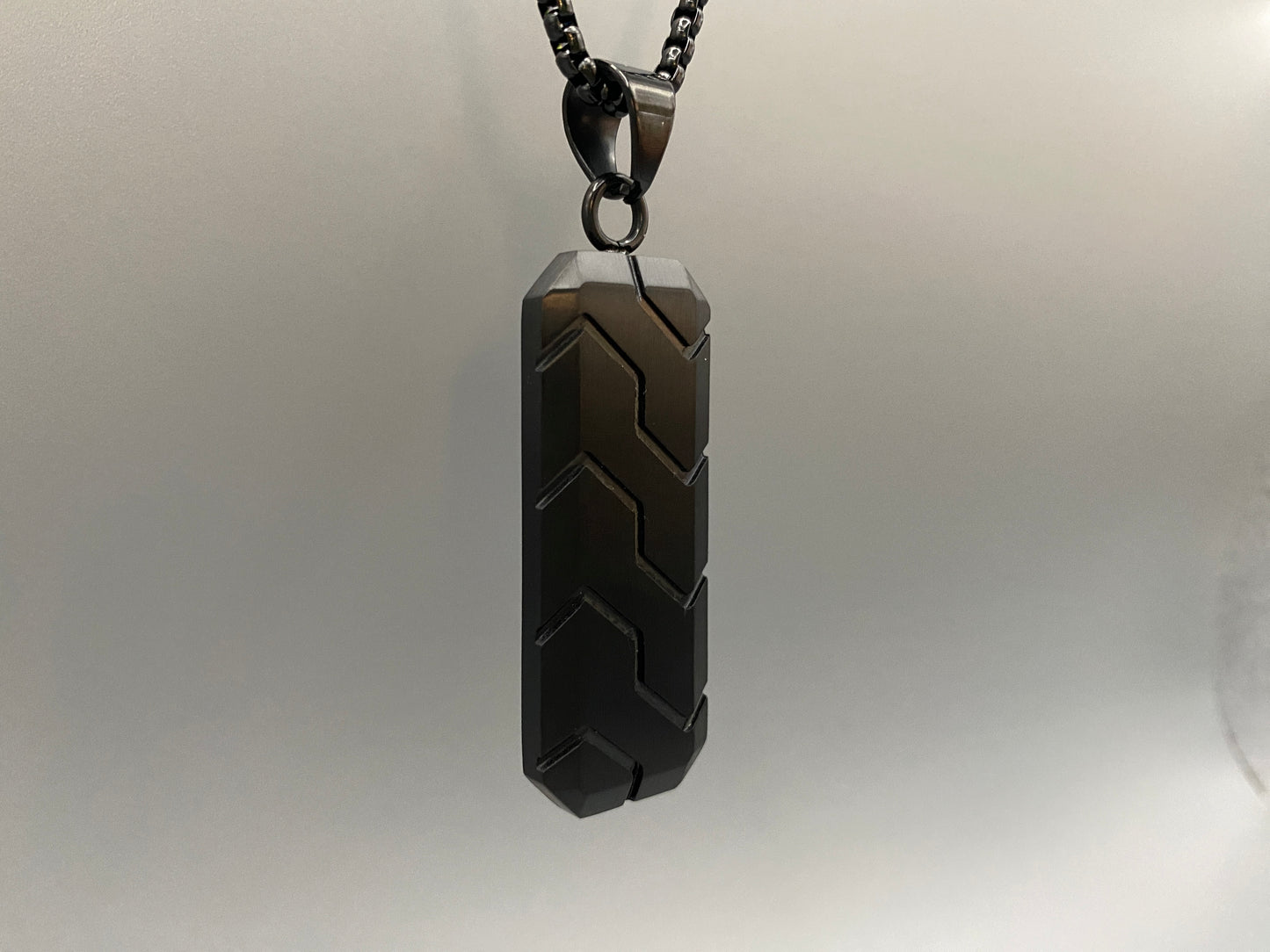 Sentinel Men’s Dog Tag Black Chain. Classic yet contemporary design. High-quality stainless steel with a sleek black finish. Dog tag-inspired with a subtle pattern. Length: 30 cm. Unisex design. Comfortable strand chain for all-day wear.