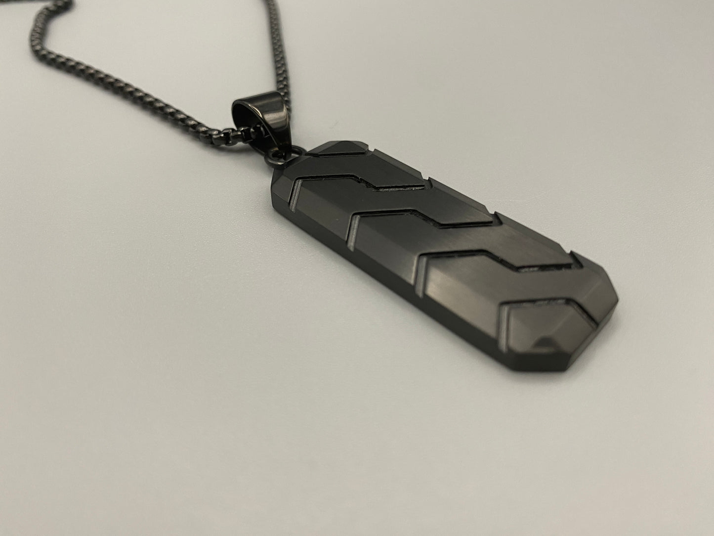 Sentinel Men’s Dog Tag Black Chain. Classic yet contemporary design. High-quality stainless steel with a sleek black finish. Dog tag-inspired with a subtle pattern. Length: 30 cm. Unisex design. Comfortable strand chain for all-day wear.