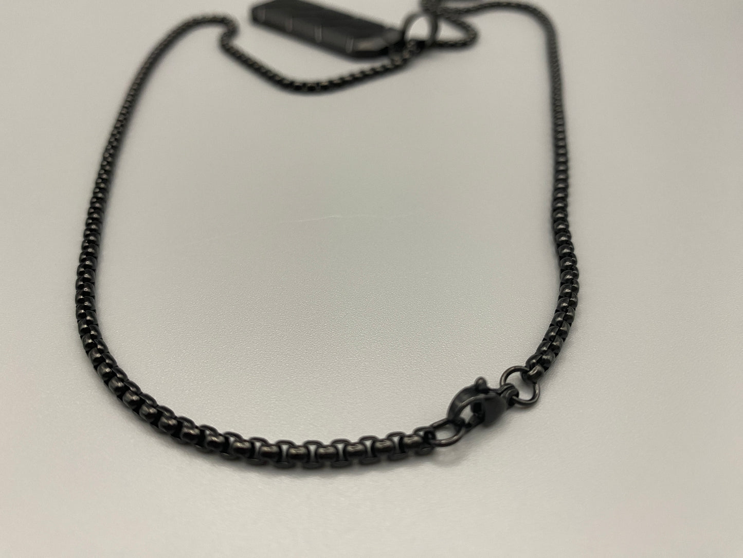 Sentinel Men’s Dog Tag Black Chain. Classic yet contemporary design. High-quality stainless steel with a sleek black finish. Dog tag-inspired with a subtle pattern. Length: 30 cm. Unisex design. Comfortable strand chain for all-day wear.