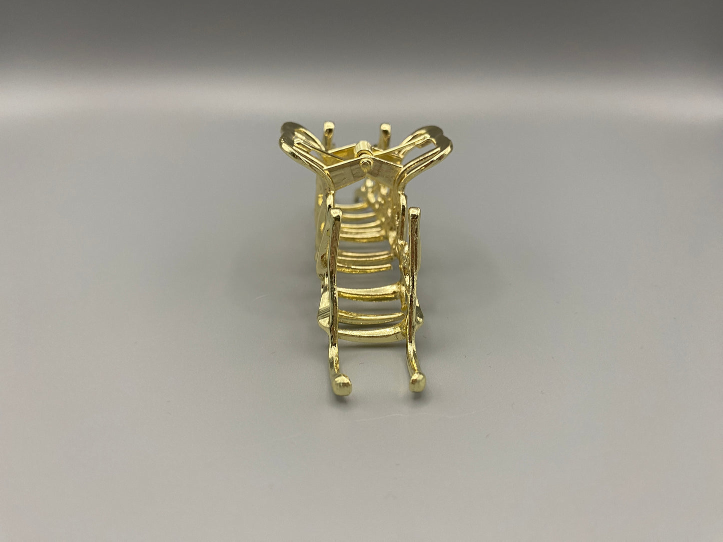 “The Luxe Claw Clip Metal Lightning in Gold, crafted from high-quality, durable metal. Measures 11 cm, featuring a luxurious gold finish and unique link design. Perfect for securing various hair types and styles, suitable for both everyday wear and special occasions.”