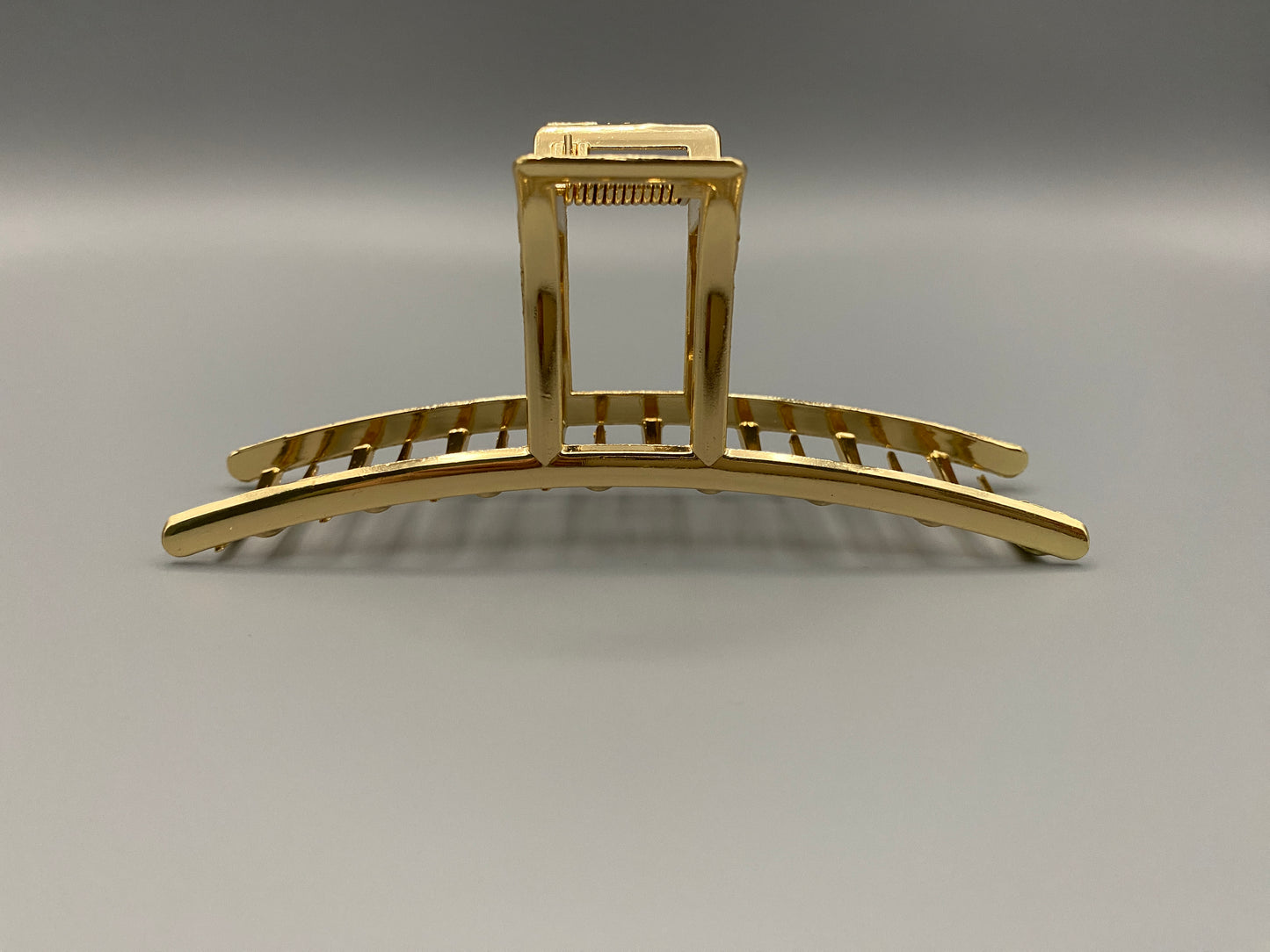 “The Luxe Claw Clip Metal Bow in Gold, crafted from high-quality, durable metal. Measures 11 cm, featuring a luxurious gold finish and unique link design. Perfect for securing various hair types and styles, suitable for both everyday wear and special occasions.”