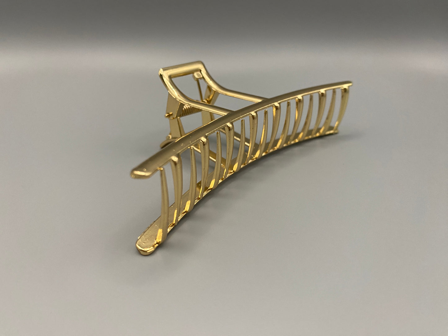 “The Luxe Claw Clip Metal Bow in Gold, crafted from high-quality, durable metal. Measures 11 cm, featuring a luxurious gold finish and unique link design. Perfect for securing various hair types and styles, suitable for both everyday wear and special occasions.”