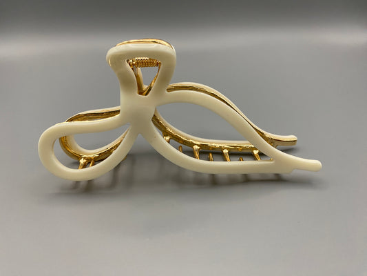 luxurious finish, perfect for casual and formal occasions. Made from high-quality metal, measuring approximately 11cm in length.”