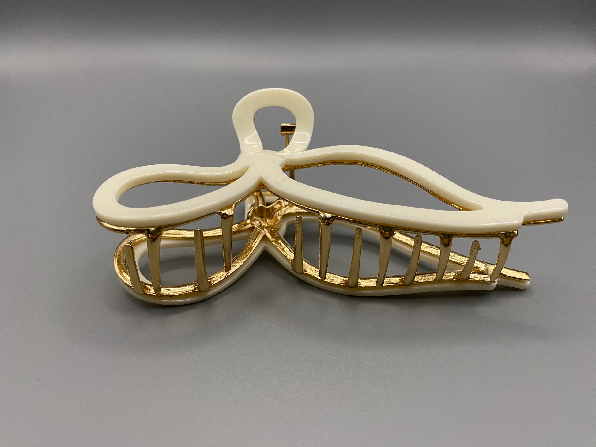 luxurious finish, perfect for casual and formal occasions. Made from high-quality metal, measuring approximately 11cm in length.”