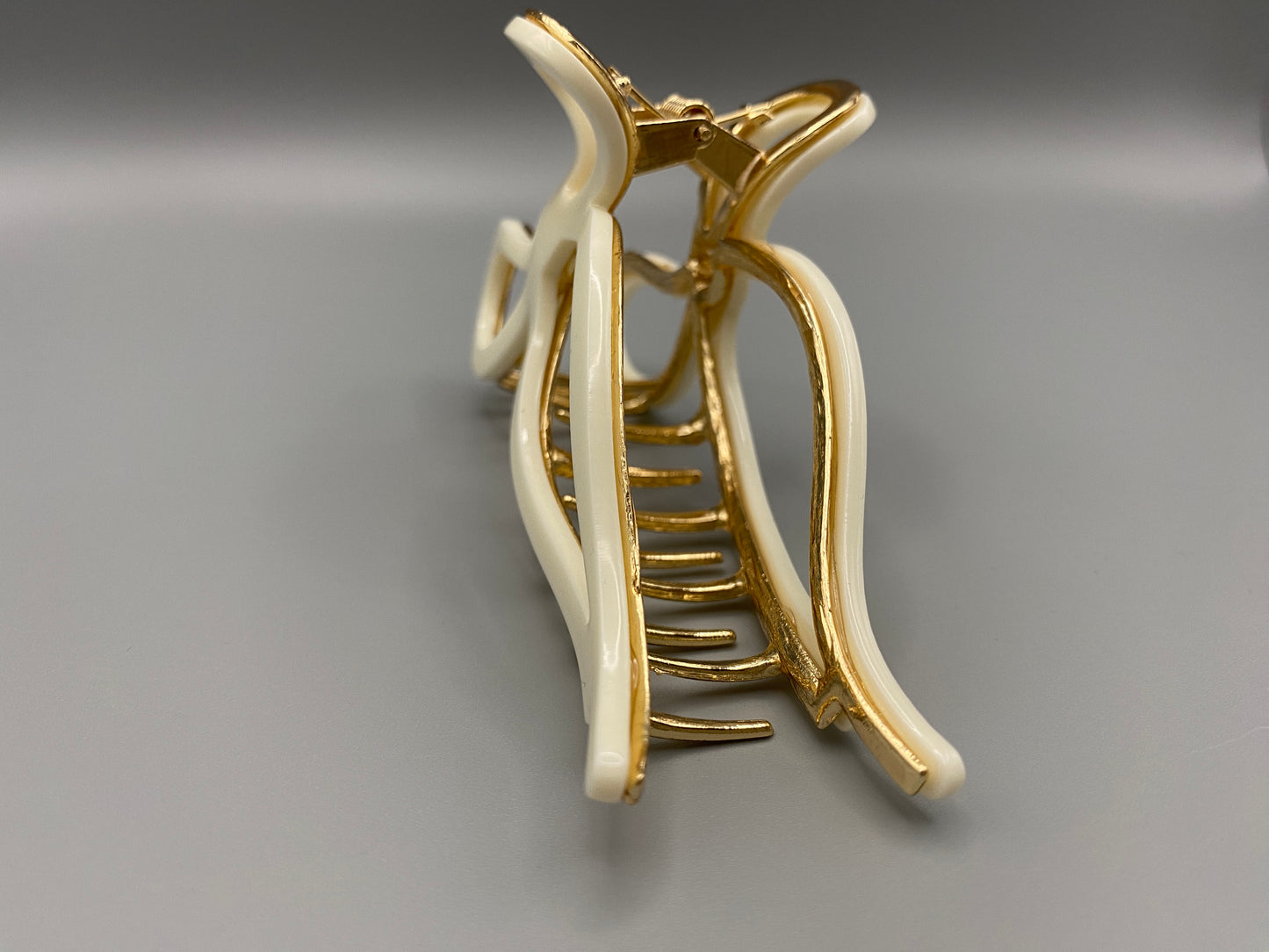 luxurious finish, perfect for casual and formal occasions. Made from high-quality metal, measuring approximately 11cm in length.”