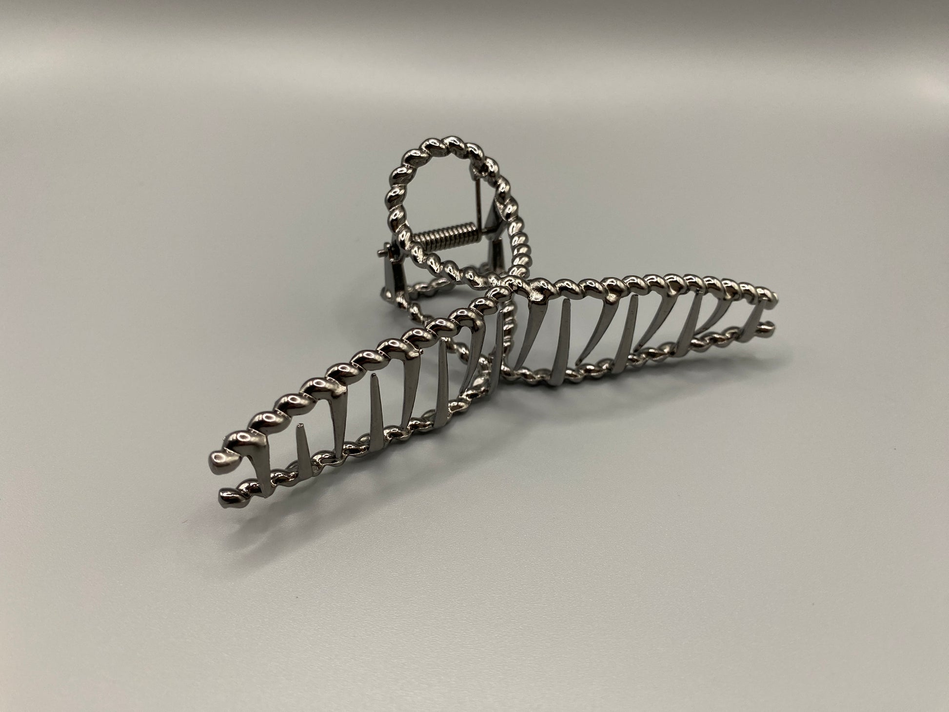“Bellezza Claw Clip crafted from high-quality acrylic with a dark silver finish. Measures 11.5 cm in length, ideal for securing various hairstyles. Durable and stylish, perfect for both formal and casual occasions.”