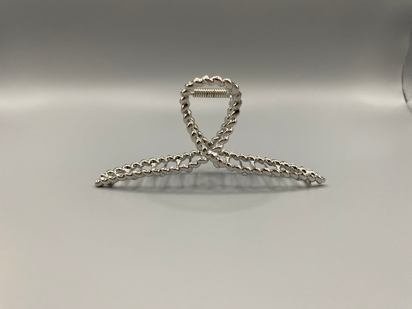 “Bellezza Claw Clip crafted from high-quality acrylic with a sleek silver finish. Measures 11.5 cm in length, ideal for securing various hairstyles. Durable and stylish, perfect for both formal and casual occasions.”
