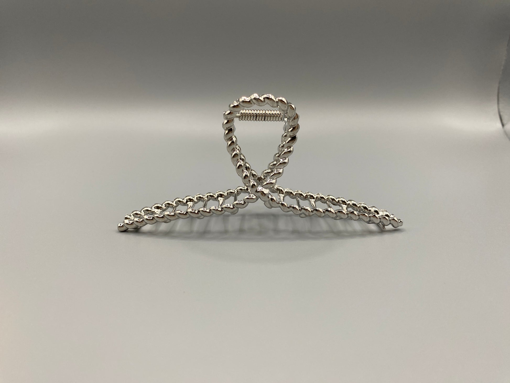 “Bellezza Claw Clip crafted from high-quality acrylic with a sleek silver finish. Measures 11.5 cm in length, ideal for securing various hairstyles. Durable and stylish, perfect for both formal and casual occasions.”