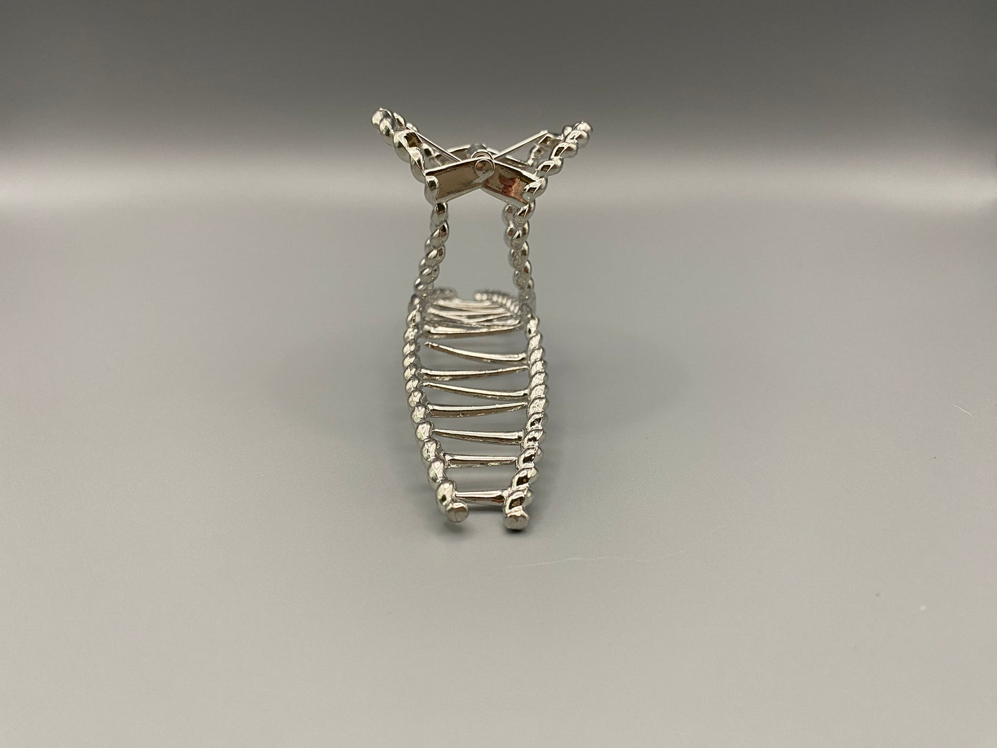 “Bellezza Claw Clip crafted from high-quality acrylic with a sleek silver finish. Measures 11.5 cm in length, ideal for securing various hairstyles. Durable and stylish, perfect for both formal and casual occasions.”