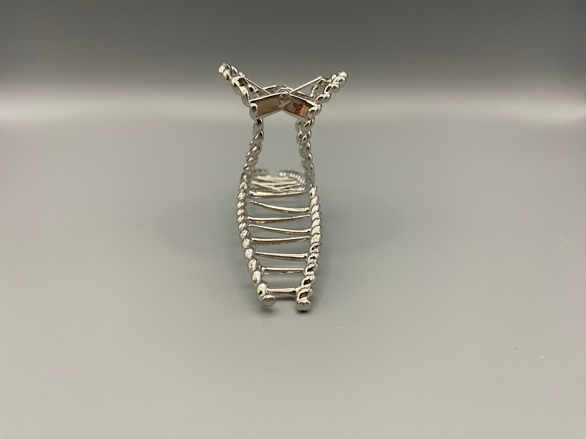 “Bellezza Claw Clip crafted from high-quality acrylic with a sleek silver finish. Measures 11.5 cm in length, ideal for securing various hairstyles. Durable and stylish, perfect for both formal and casual occasions.”