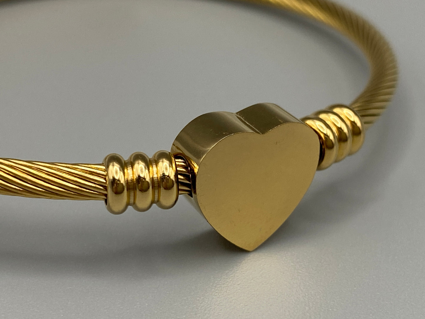 “Eternal Heart Bracelet in gold with 18K gold plating, featuring a delicate heart charm. Made from durable stainless steel, waterproof and non-tarnish. Suitable for everyday wear and special occasions.”