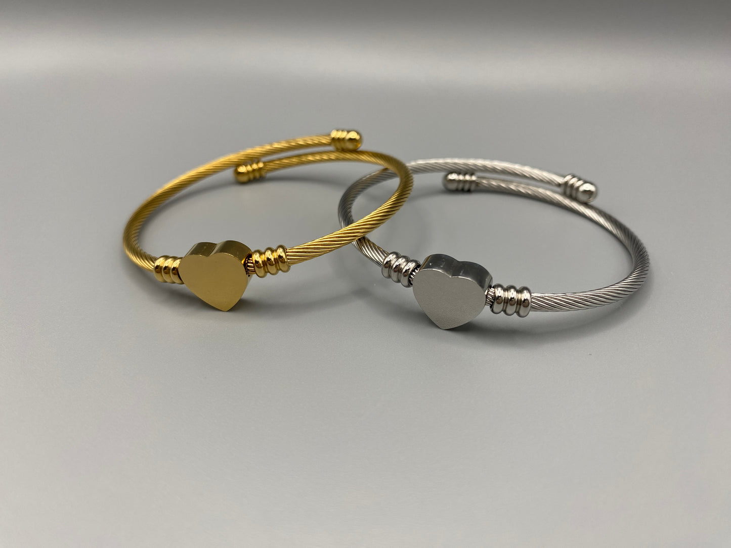 “Eternal Heart Bracelet in gold with 18K gold plating, featuring a delicate heart charm. Made from durable stainless steel, waterproof and non-tarnish. Suitable for everyday wear and special occasions.”