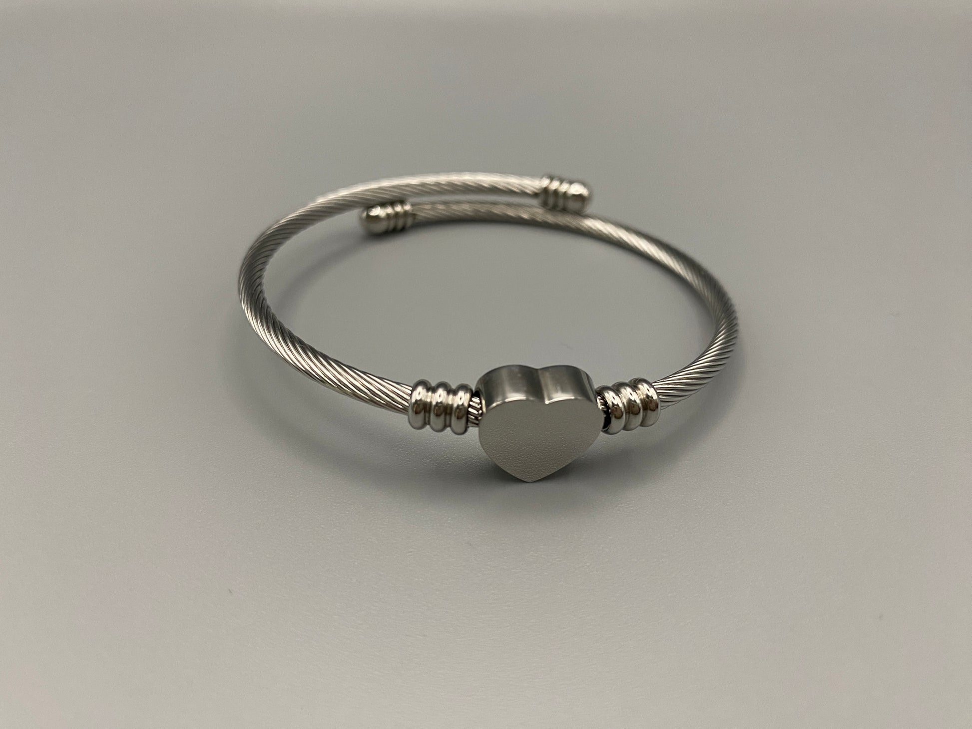 Eternal Heart Bracelet in silver with silver plating, featuring a delicate heart charm. Made from durable stainless steel, waterproof and non-tarnish. Suitable for everyday wear and special occasions.”