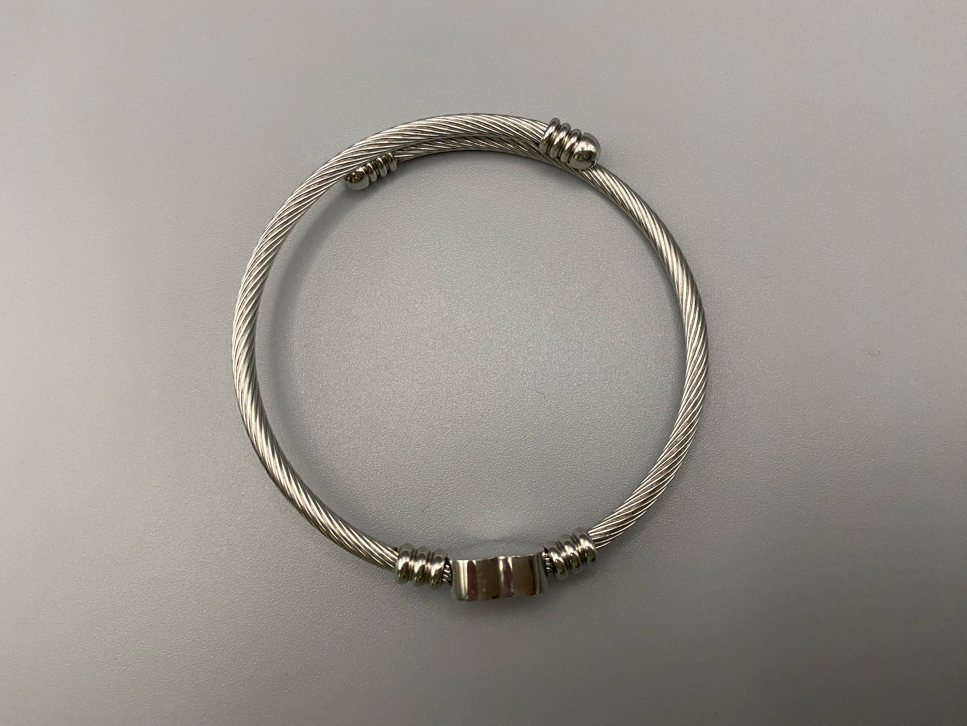 Eternal Heart Bracelet in silver with silver plating, featuring a delicate heart charm. Crafted from durable stainless steel, it is waterproof and non-tarnish, suitable for both everyday wear and special occasions.al occasions.al occasions.