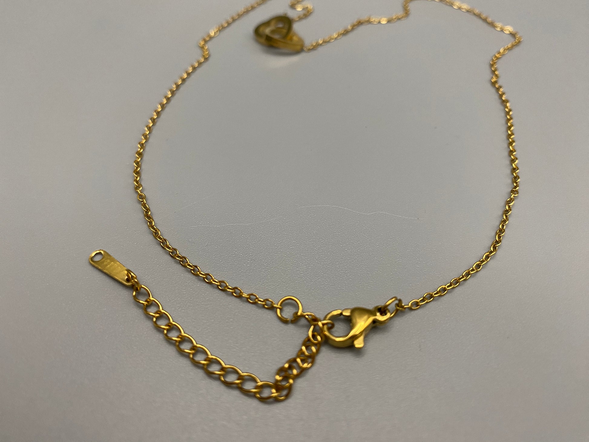 Eternity Twin Hearts Pendant Necklace Gold. Two intertwined hearts symbolizing eternal love. 18k gold, non-tarnish, waterproof, non-fade. Adjustable length: 41 cm + 5 cm extender. Elegant and versatile for any occasion.