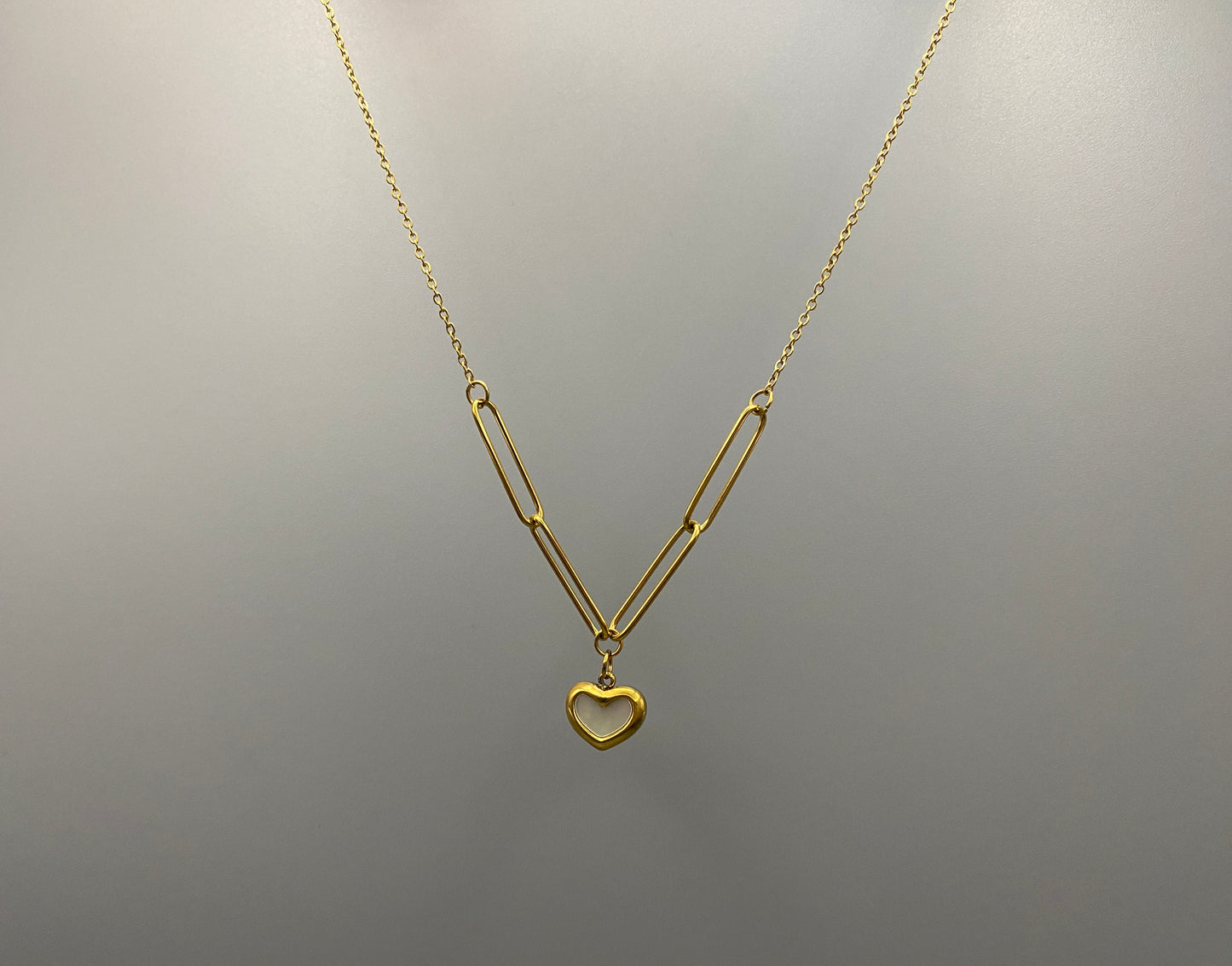 Helena Heart Necklace Gold. Versatile and elegant with a white shell heart pendant. High-quality stainless steel, 18k gold plated. Measures 43 cm + 5 cm adjustment. Waterproof, tarnish-free, environmentally friendly.