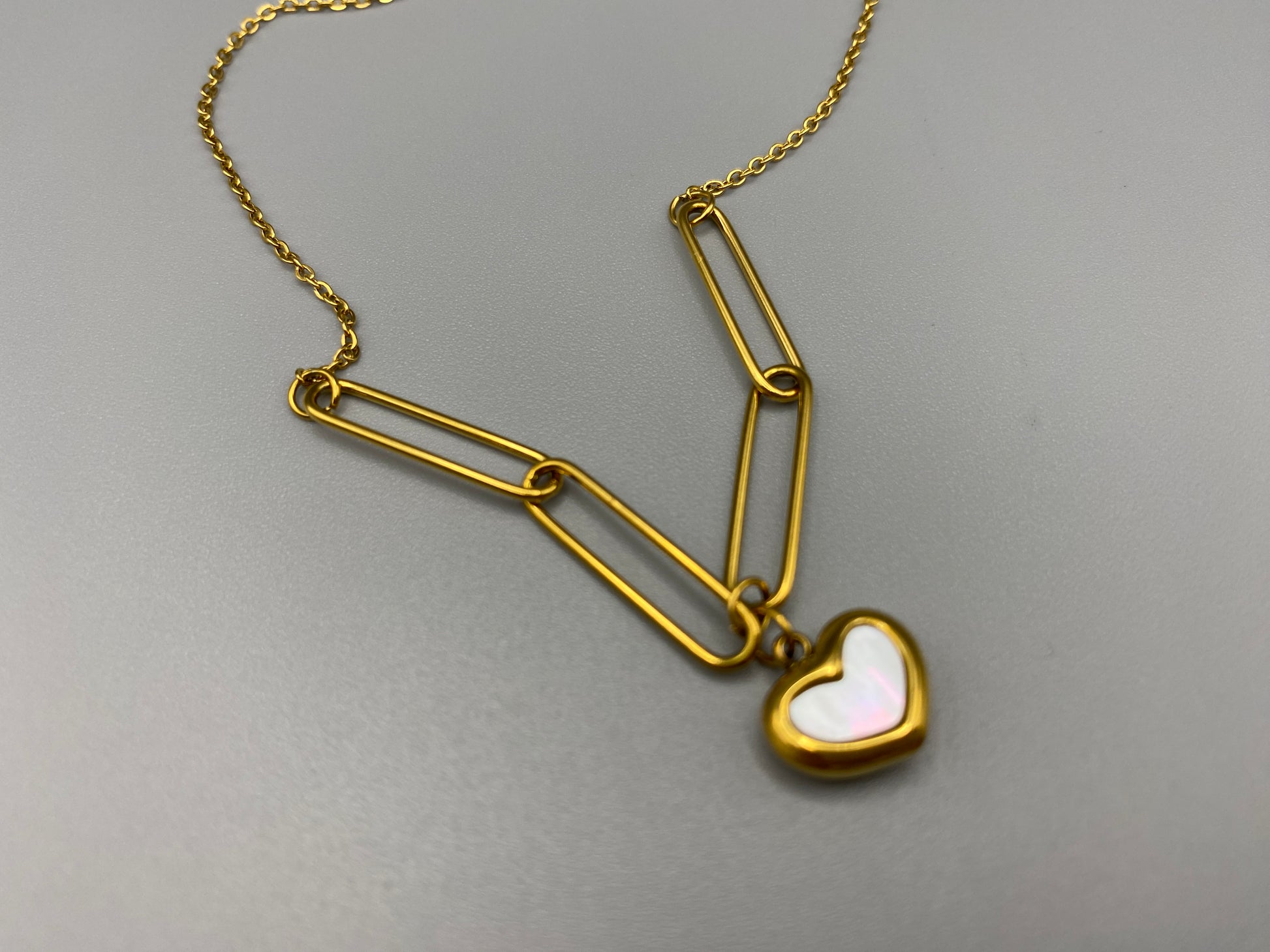 Helena Heart Necklace Gold. Versatile and elegant with a white shell heart pendant. High-quality stainless steel, 18k gold plated. Measures 43 cm + 5 cm adjustment. Waterproof, tarnish-free, environmentally friendly.
