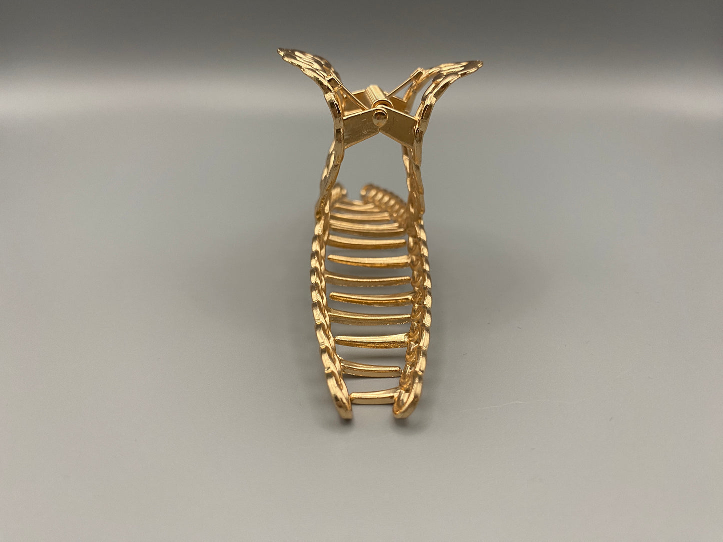 “The Luxe Claw Clip Metal Link in Gold, crafted from high-quality, durable metal. Measures 11 cm, featuring a luxurious gold finish and unique link design. Perfect for securing various hair types and styles, suitable for both everyday wear and special occasions.”