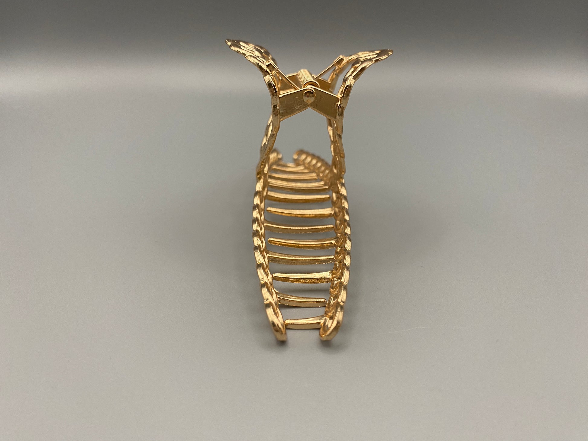 “The Luxe Claw Clip Metal Link in Gold, crafted from high-quality, durable metal. Measures 11 cm, featuring a luxurious gold finish and unique link design. Perfect for securing various hair types and styles, suitable for both everyday wear and special occasions.”