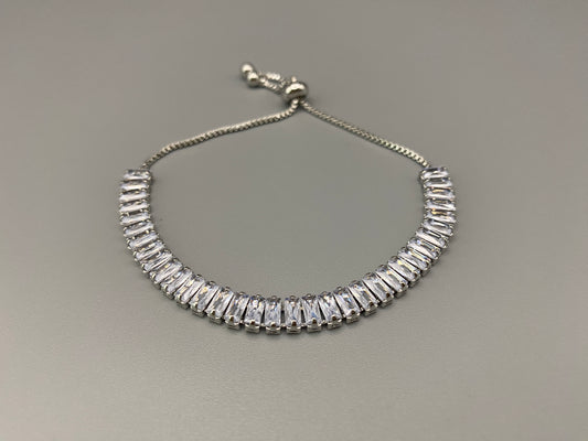 “Isdis Bracelet with a luxurious hip hop design, made from high-quality copper and adorned with sparkling zirconia stones. Features an adjustable closure with pull strings.”