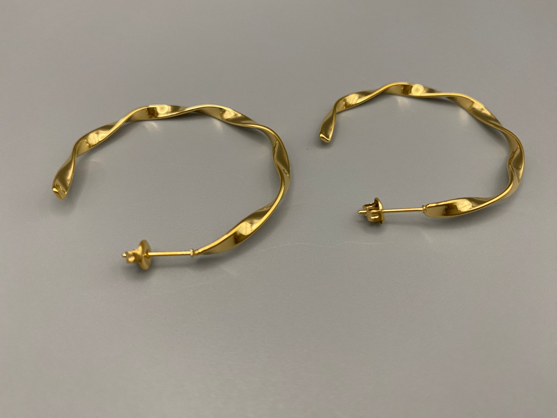 “Leanne C Shape Earrings Gold: Fashion-forward twisted wire earrings with an irregular C-shaped design, crafted from high-quality stainless steel and plated with luxurious 18K gold. Perfect for any occasion.”