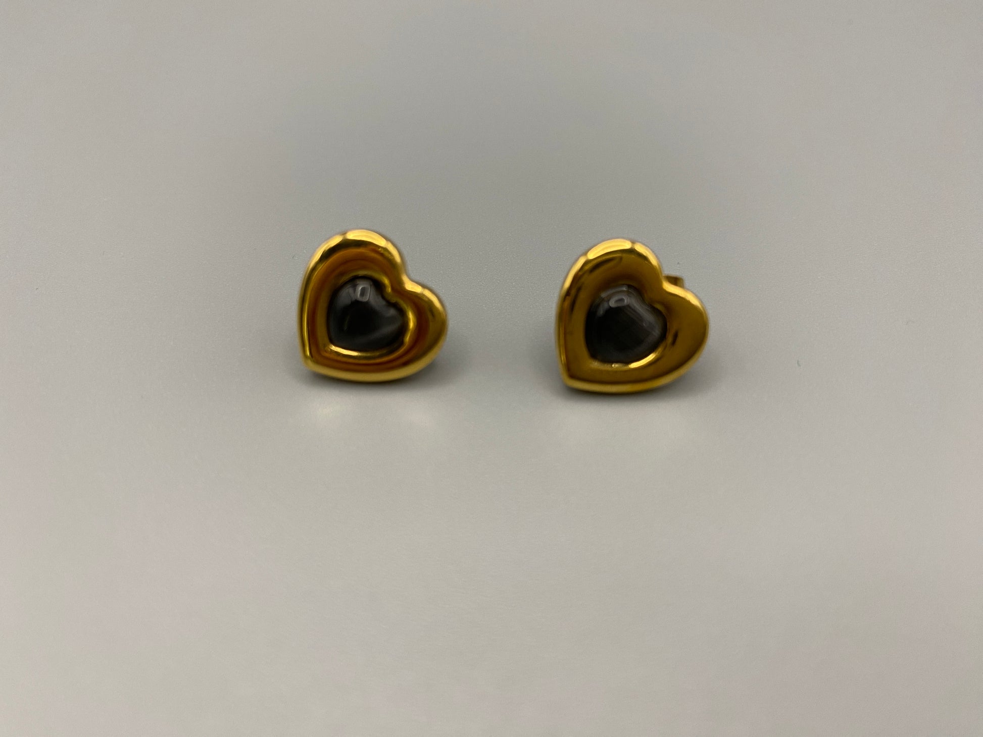 “Lucia Heart Earrings Gold: Elegant and modern heart-shaped earrings featuring an obsidian stone, set in high-quality stainless steel and plated with 18K gold. Perfect for anniversaries, gifts, parties, and daily wear.”