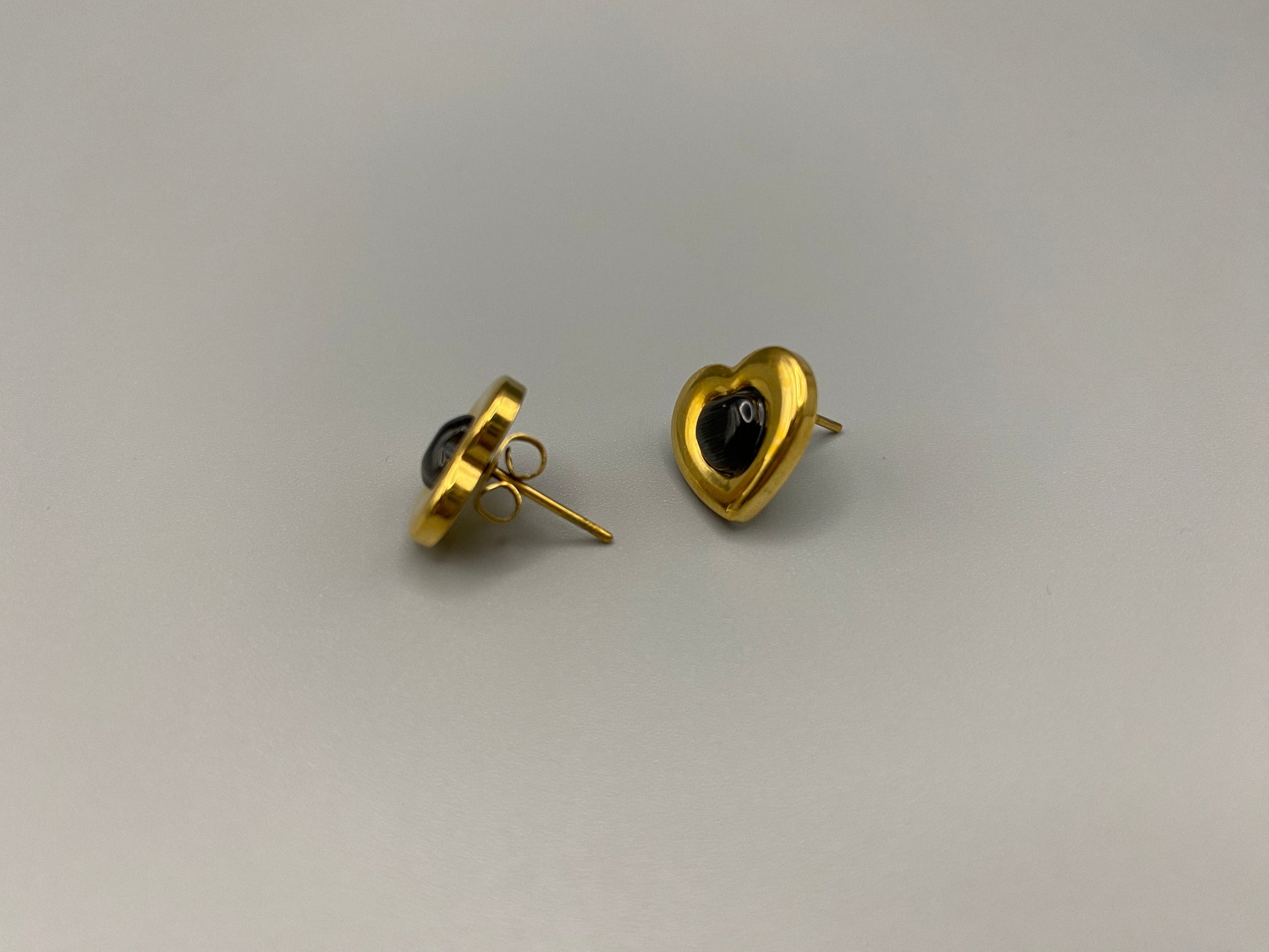 “Lucia Heart Earrings Gold: Elegant and modern heart-shaped earrings featuring an obsidian stone, set in high-quality stainless steel and plated with 18K gold. Perfect for anniversaries, gifts, parties, and daily wear.”