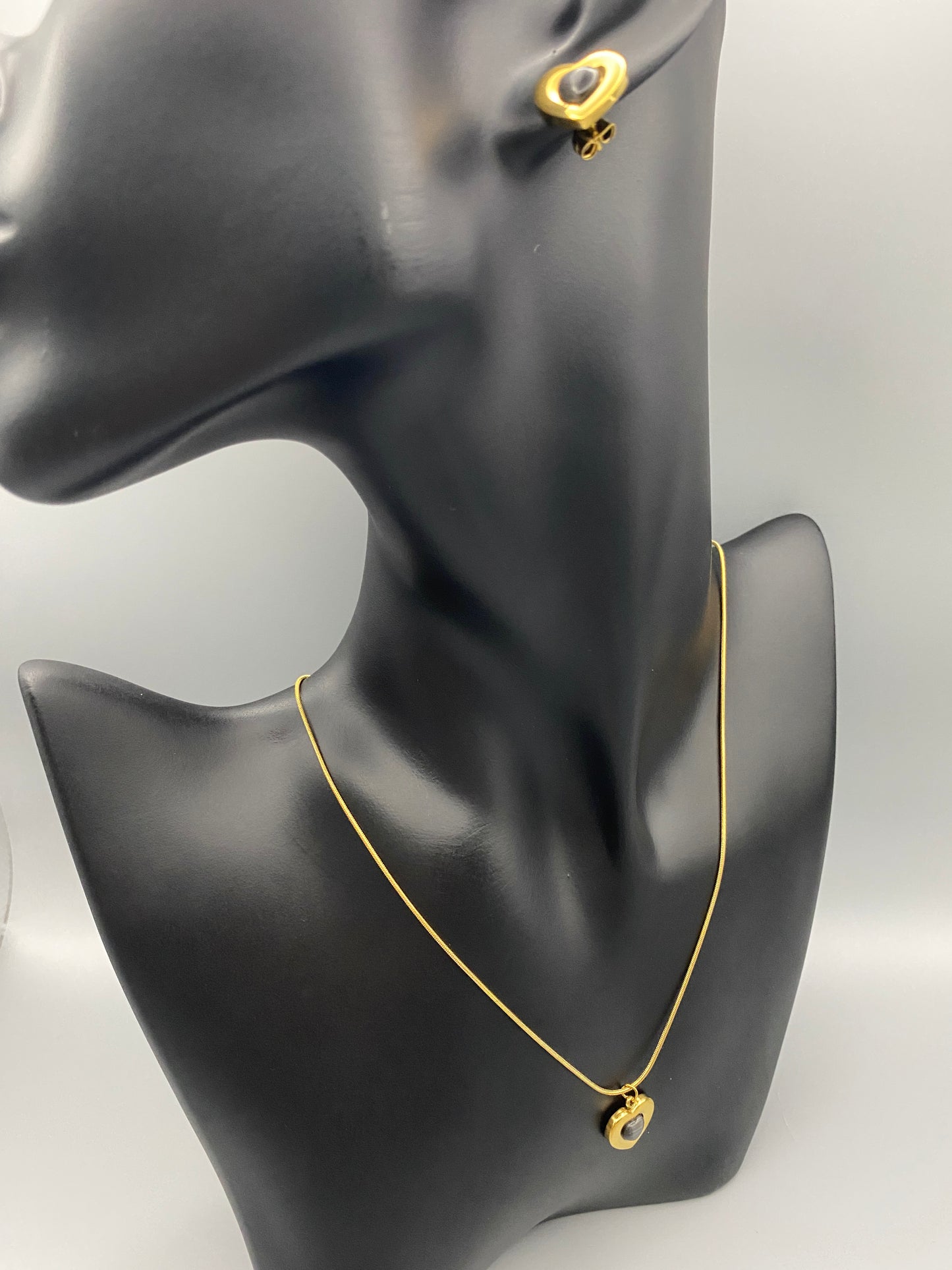 Lucia Heart Gold Necklace. Heart-shaped pendant with obsidian stone. High-quality stainless steel, 18k gold plated. Measures 40 cm + 5 cm adjustment. Trendy, fashionable, environmentally friendly. Suitable for anniversaries, gifts, parties, and daily wear.