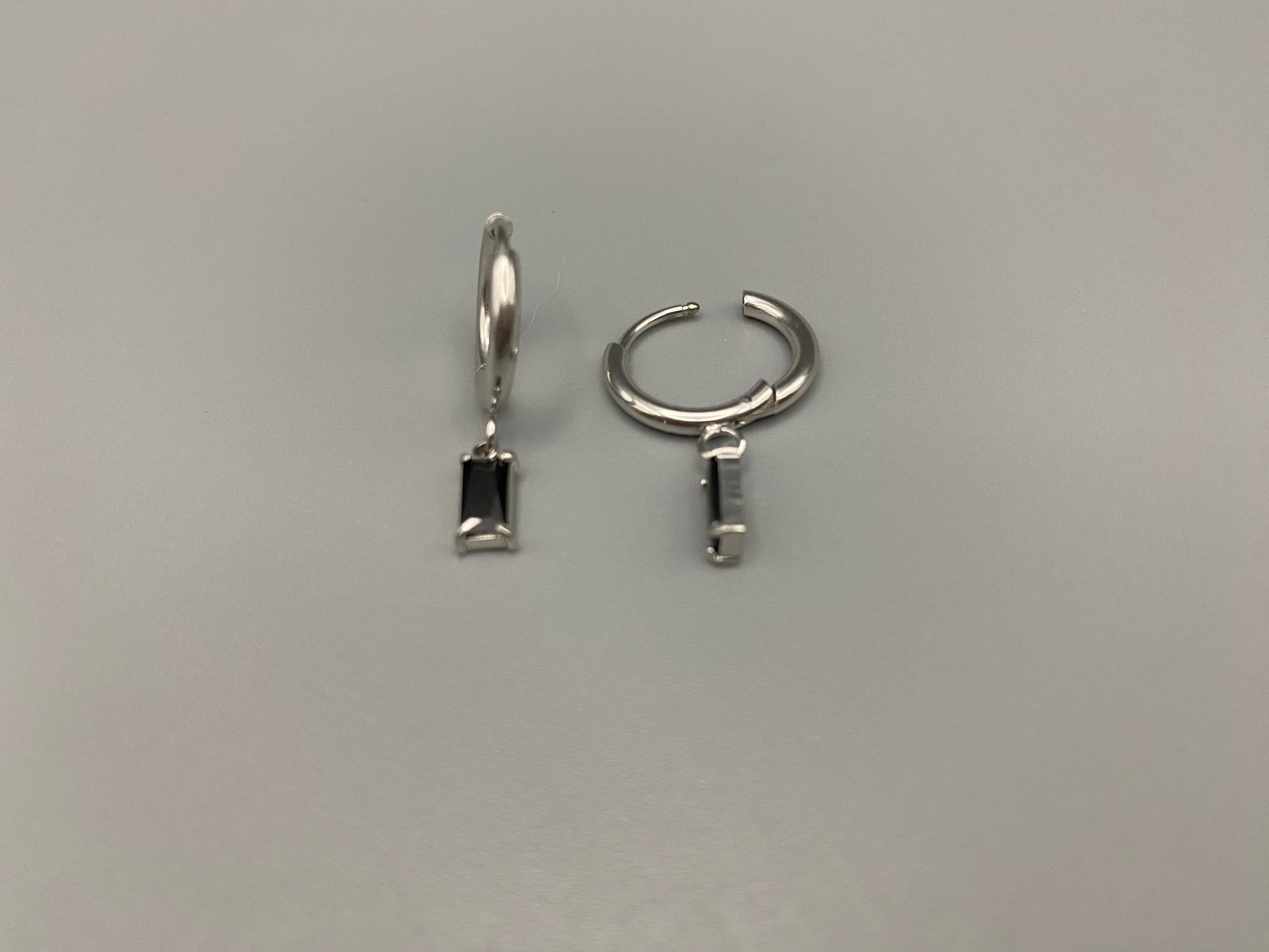 “Marilla Earrings Silver: Elegant drop earrings featuring dazzling zircon stones set in high-quality stainless steel, plated with silver.
Waterproof and tarnish-free, perfect for daily wear and long-lasting beauty.”