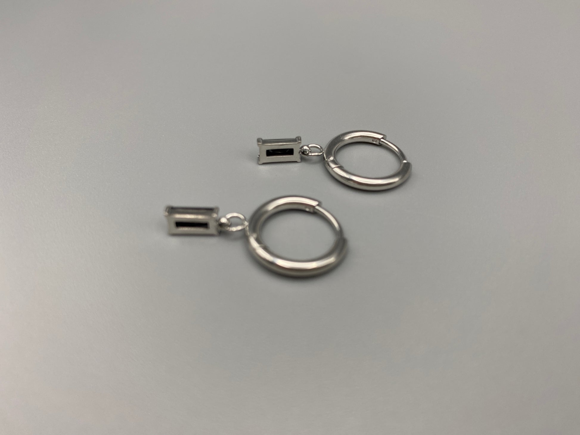 Marilla Earrings Silver: Elegant drop earrings featuring dazzling zircon stones set in high-quality stainless steel, plated with silver.
Waterproof and tarnish-free, perfect for daily wear and long-lasting beauty.”