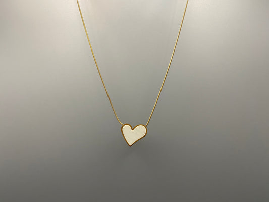 Paris Beige Heart Necklace. Big love heart pendant on a sleek snake chain. High-quality stainless steel, gold-plated. Measures 46 cm + 5 cm adjustment. Elegant princess cut heart pendant. Versatile for daily wear or special occasions.