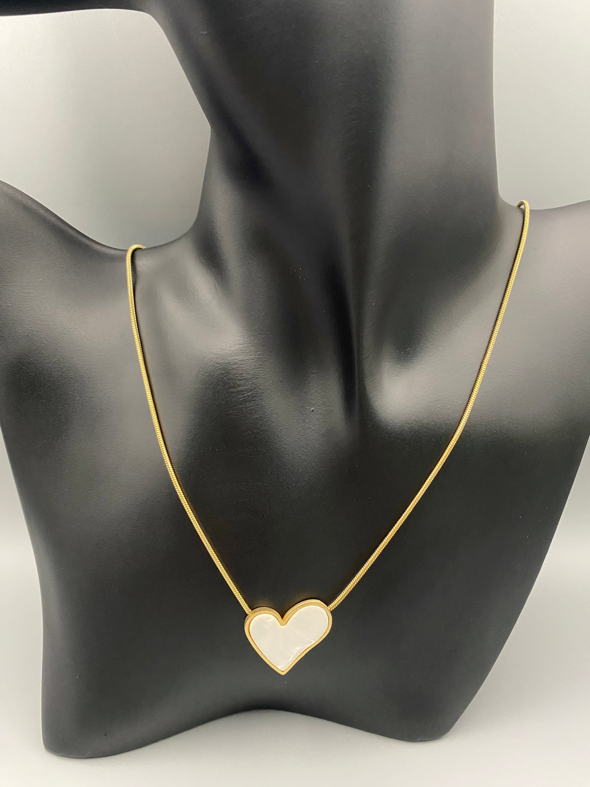 Paris Beige Heart Necklace. Big love heart pendant on a sleek snake chain. High-quality stainless steel, gold-plated. Measures 46 cm + 5 cm adjustment. Elegant princess cut heart pendant. Versatile for daily wear or special occasions.