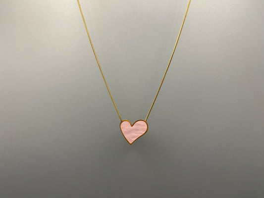 Paris Pink Heart Necklace. Big love heart pendant on a sleek snake chain. High-quality stainless steel, gold-plated. Measures 46 cm + 5 cm adjustment. Elegant princess cut heart pendant. Versatile for daily wear or special occasions.