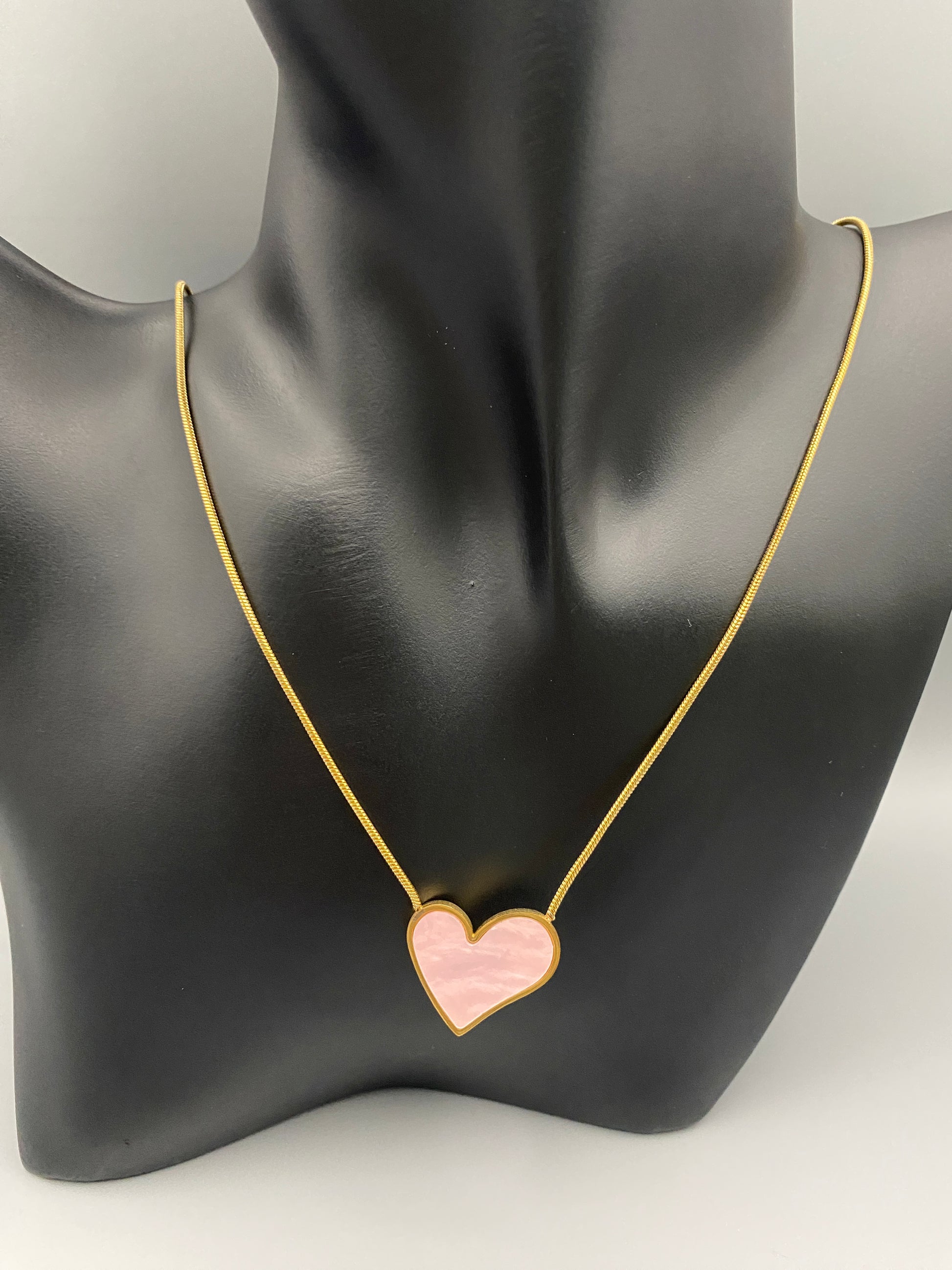 Paris Pink Heart Necklace. Big love heart pendant on a sleek snake chain. High-quality stainless steel, gold-plated. Measures 46 cm + 5 cm adjustment. Elegant princess cut heart pendant. Versatile for daily wear or special occasions.