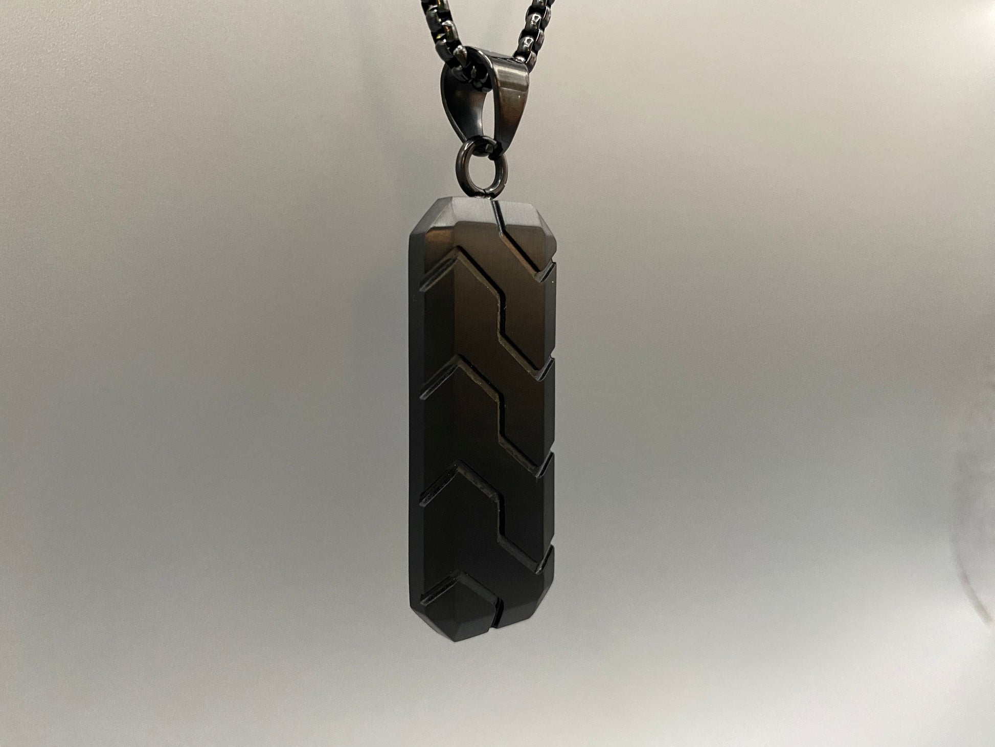 Sentinel Men’s Dog Tag Black Chain. Classic yet contemporary design. High-quality stainless steel with a sleek black finish. Dog tag-inspired with a subtle pattern. Length: 30 cm. Unisex design. Comfortable strand chain for all-day wear.