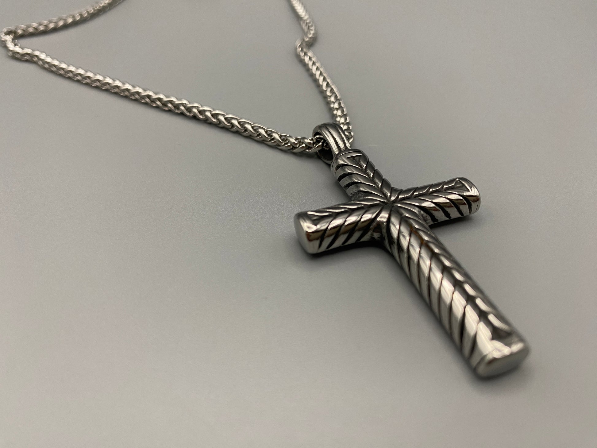 Faith Men’s Cross Chain Necklace. Timeless cross pendant in high-quality stainless steel. Durable, polished finish. Classic style for casual and formal wear. Unisex design. Length: 30 cm. Comfortable strand chain for all-day wear.