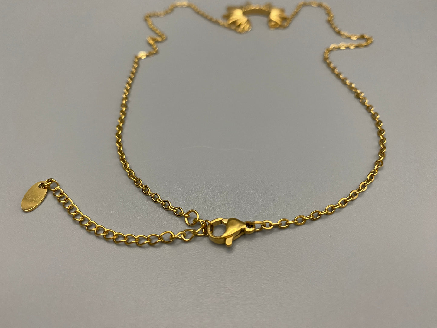 Sunburst Pendant Necklace Gold. Radiant and elegant. 18k gold plated pendant. Waterproof, non-tarnish, non-fade. Length: 45 cm + 5 cm extender. Stainless steel construction. Unique sunburst design.