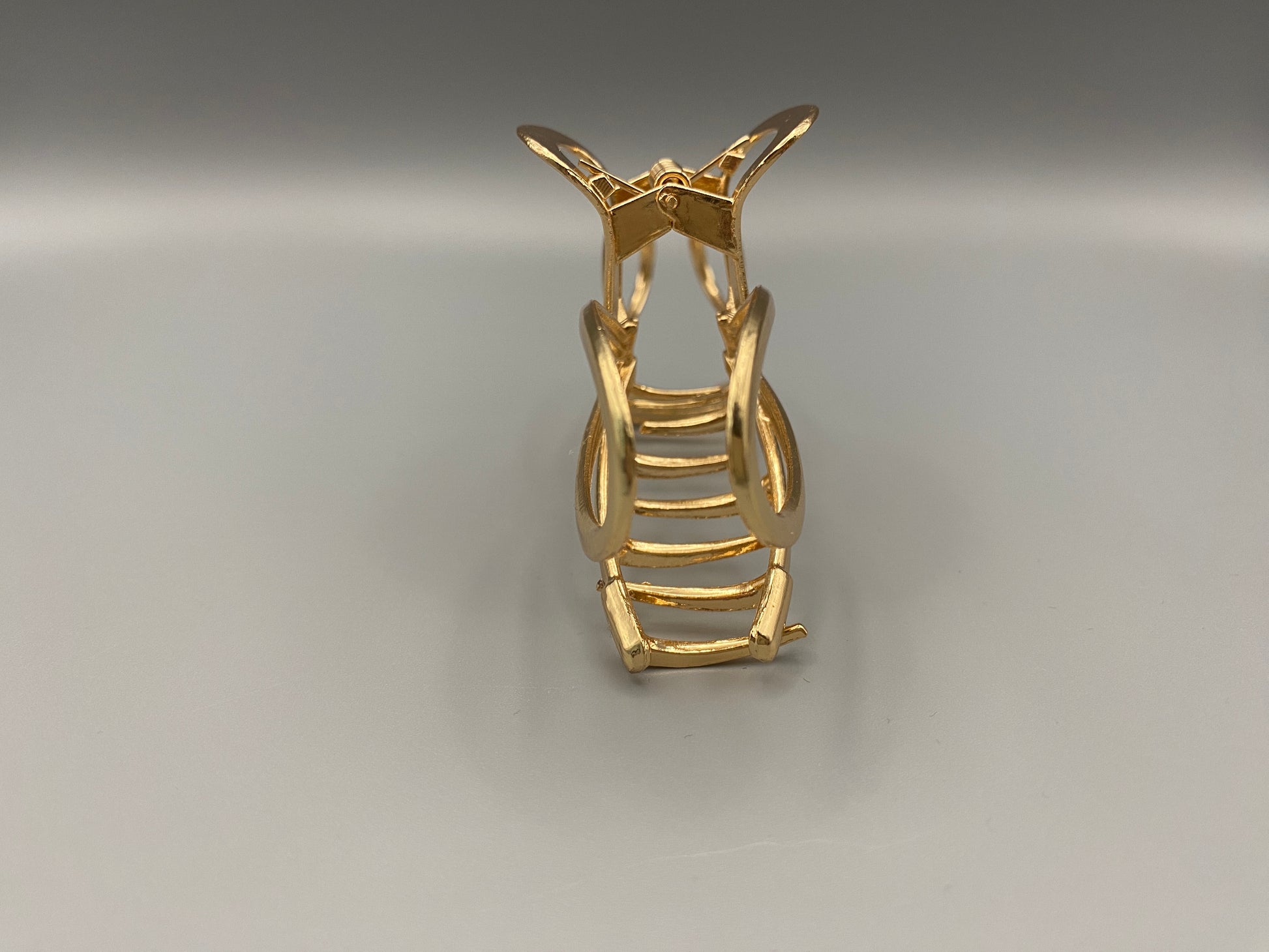 The Luxe Claw Clip Metal Bow in Gold, crafted from high-quality, durable m“etal. Measures 11 cm, featuring a luxurious gold finish and unique link design. Perfect for securing various hair types and styles, suitable for both everyday wear and special occasions.”