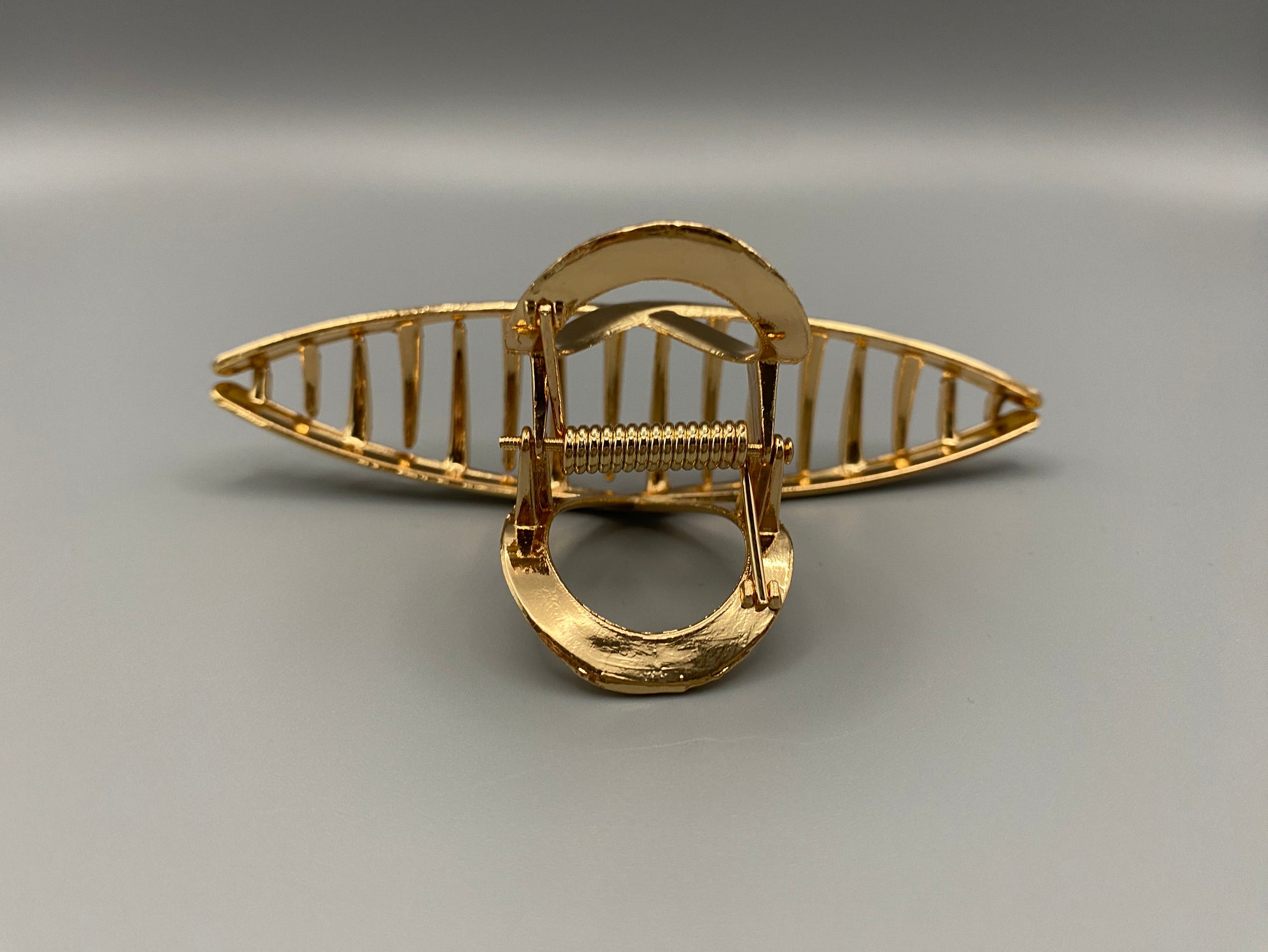 The Luxe Claw Clip Metal Bow in Gold, crafted from high-quality, durable metal. Measures 11 cm, featuring a luxurious gold finish and unique link design. Perfect for securing various 