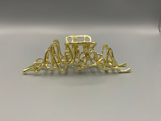 “The Luxe Claw Clip Metal Lightning in Gold, crafted from high-quality, durable metal. Measures 11 cm, featuring a luxurious gold finish and unique link design. Perfect for securing various hair types and styles, suitable for both everyday wear and special occasions.”