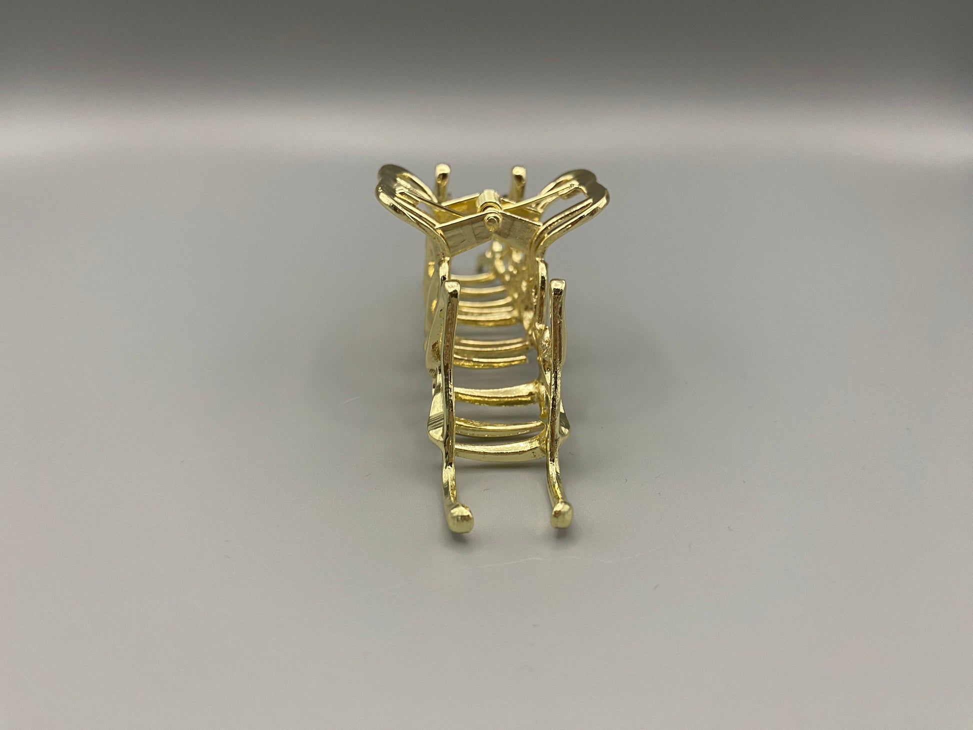 “The Luxe Claw Clip Metal Lightning in Gold, crafted from high-quality, durable metal. Measures 11 cm, featuring a luxurious gold finish and unique link design. Perfect for securing various hair types and styles, suitable for both everyday wear and special occasions.”