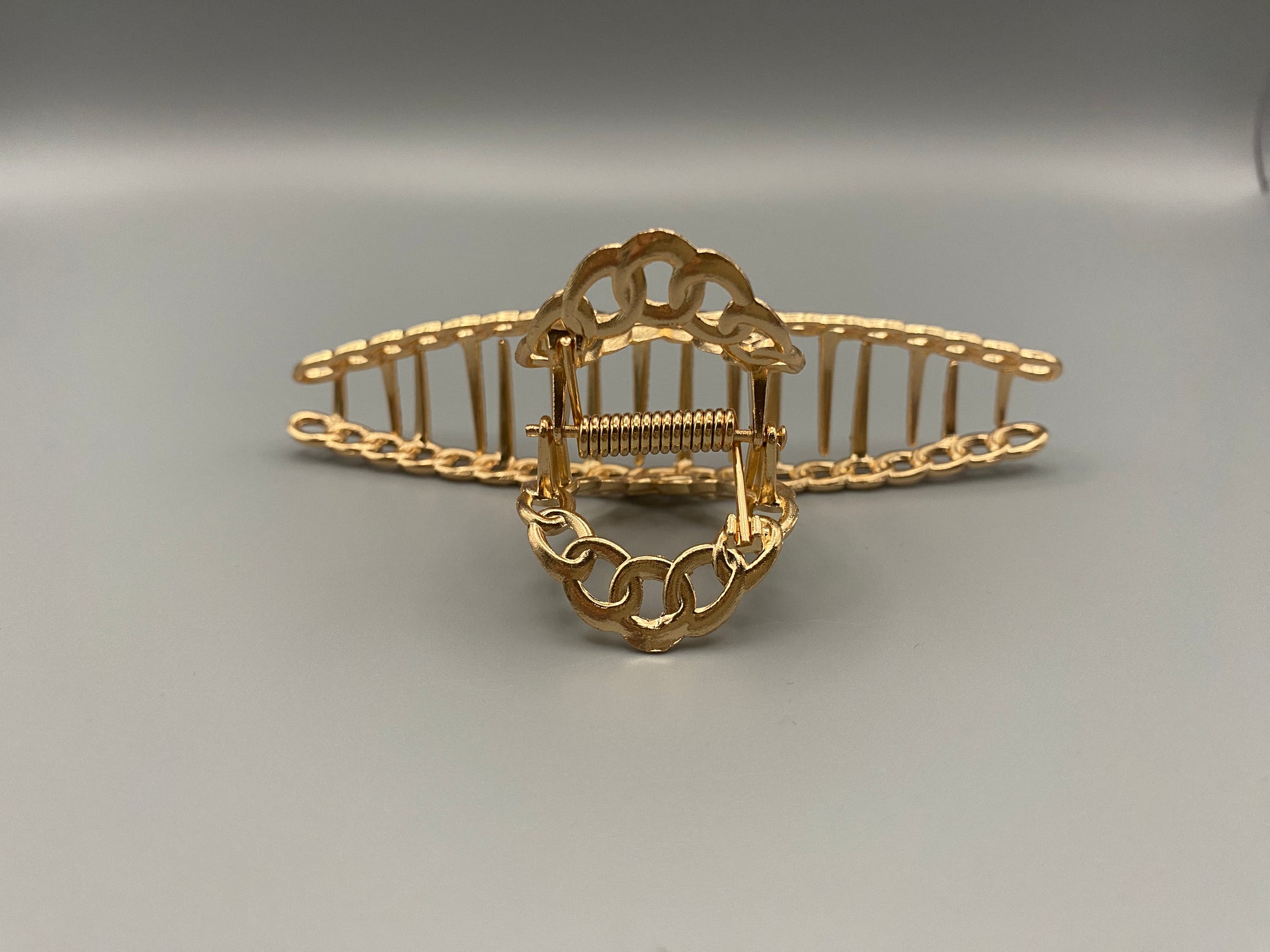 “The Luxe Claw Clip Metal Link in Gold, crafted from high-quality, durable metal. Measures 11 cm, featuring a luxurious gold finish and unique link design. Perfect for securing various hair types and styles, suitable for both everyday wear and special occasions.”
