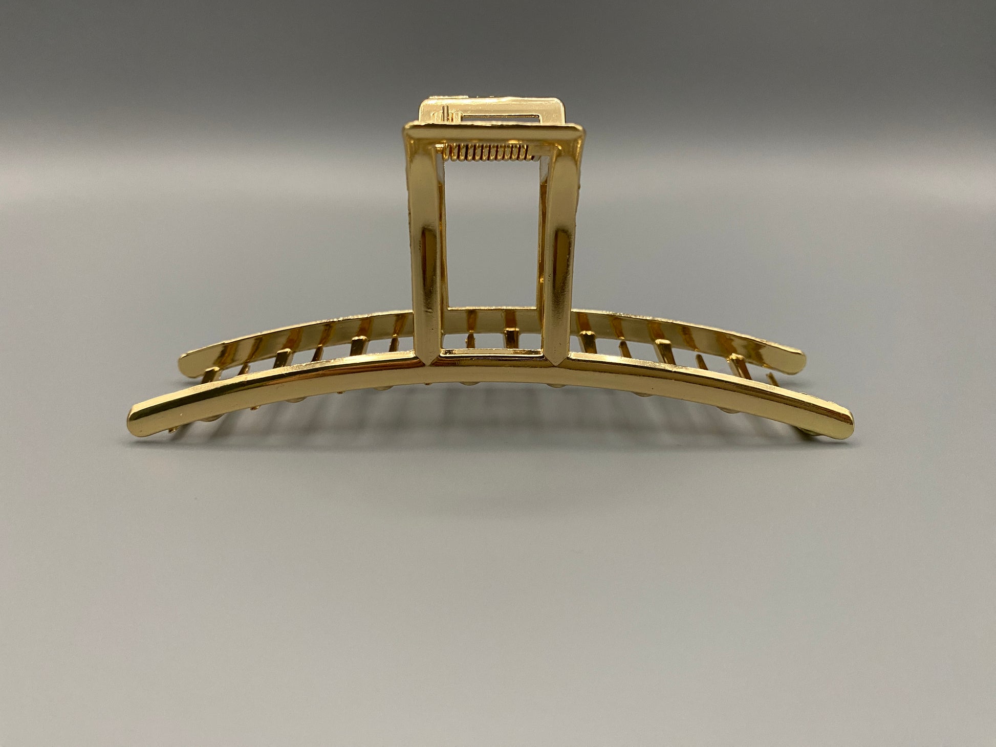 “The Luxe Claw Clip Metal Bow in Gold, crafted from high-quality, durable metal. Measures 11 cm, featuring a luxurious gold finish and unique link design. Perfect for securing various hair types and styles, suitable for both everyday wear and special occasions.”