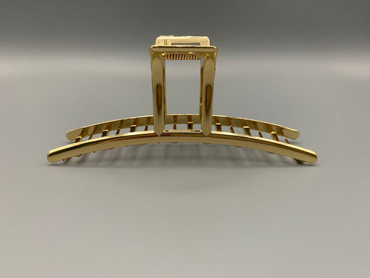 “The Luxe Claw Clip Metal Bow in Gold, crafted from high-quality, durable metal. Measures 11 cm, featuring a luxurious gold finish and unique link design. Perfect for securing various hair types and styles, suitable for both everyday wear and special occasions.”